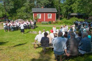 A show at a Kauppilanmäki open-air museum