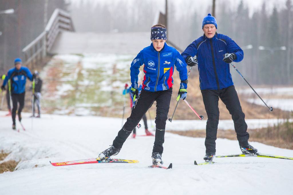 Hiihtäjät hiihtävät Korkeakankaalla.