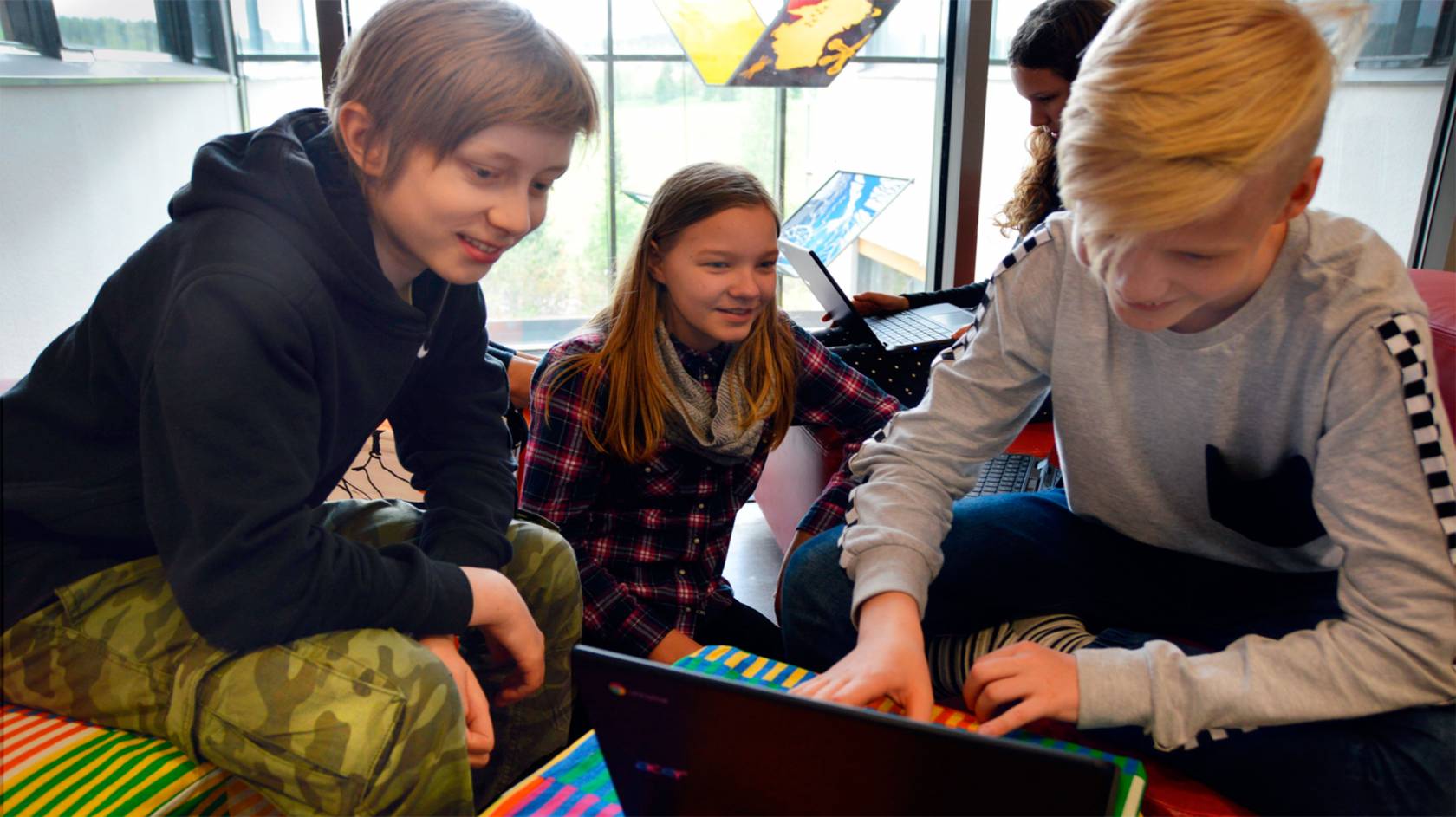 Roukon koulun 7. luokkalaiset testaavat uusia tietokoneitaan