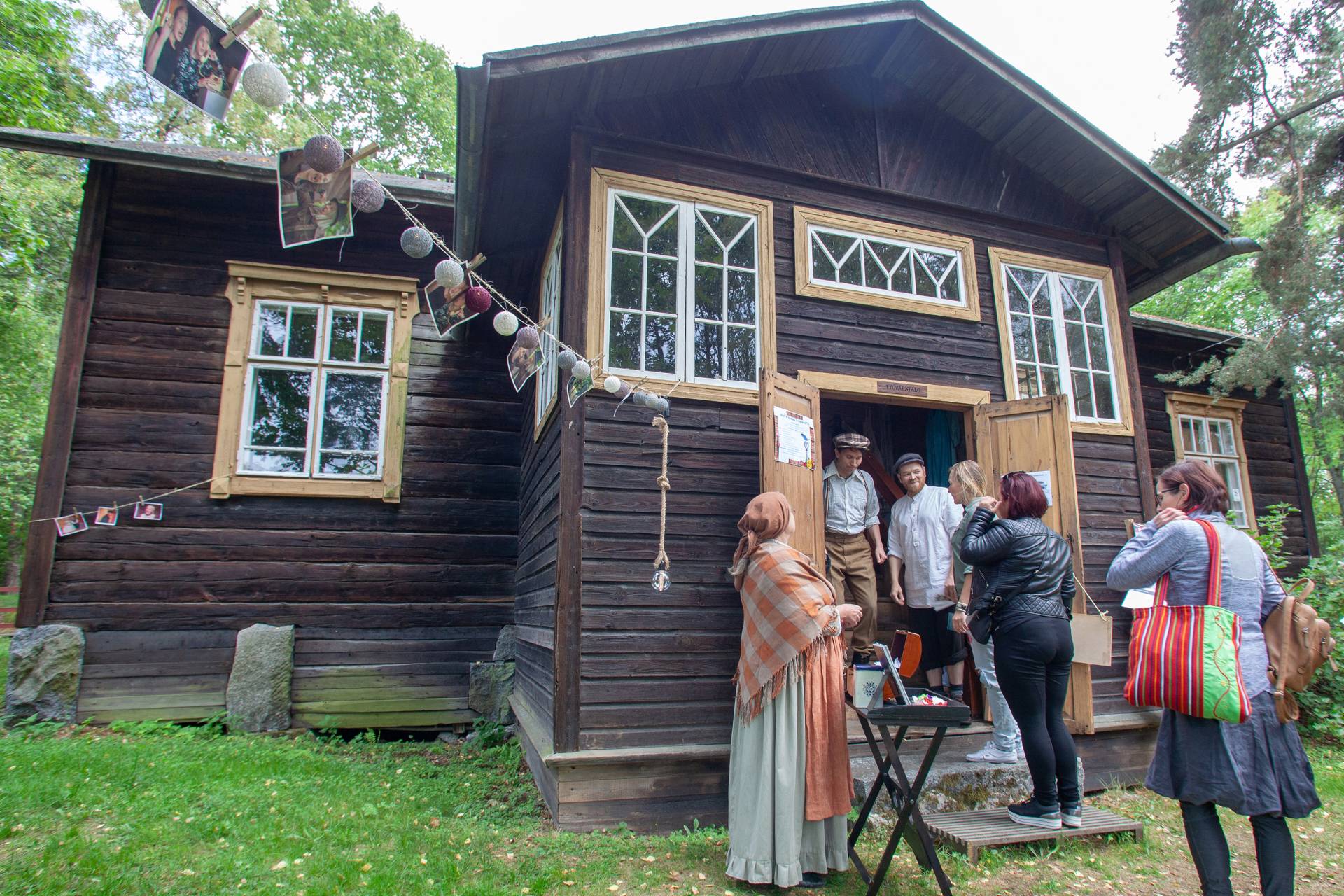 Teatteriesitys Kauppilanmäen museolla.