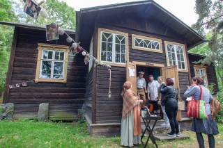 Theatre show at in Kauppilanmäki open air museum.