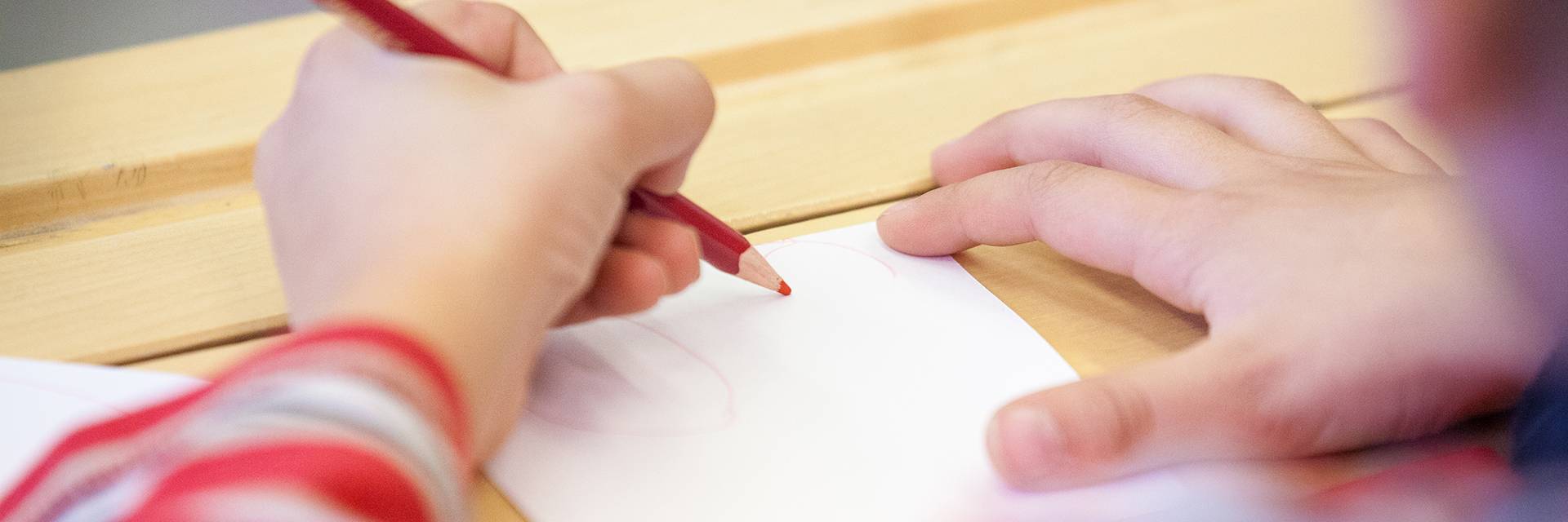 Lapsi piirtää pulpetilla