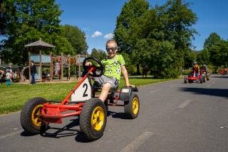 Poika ajaa polkuautoa liikennepuistossa