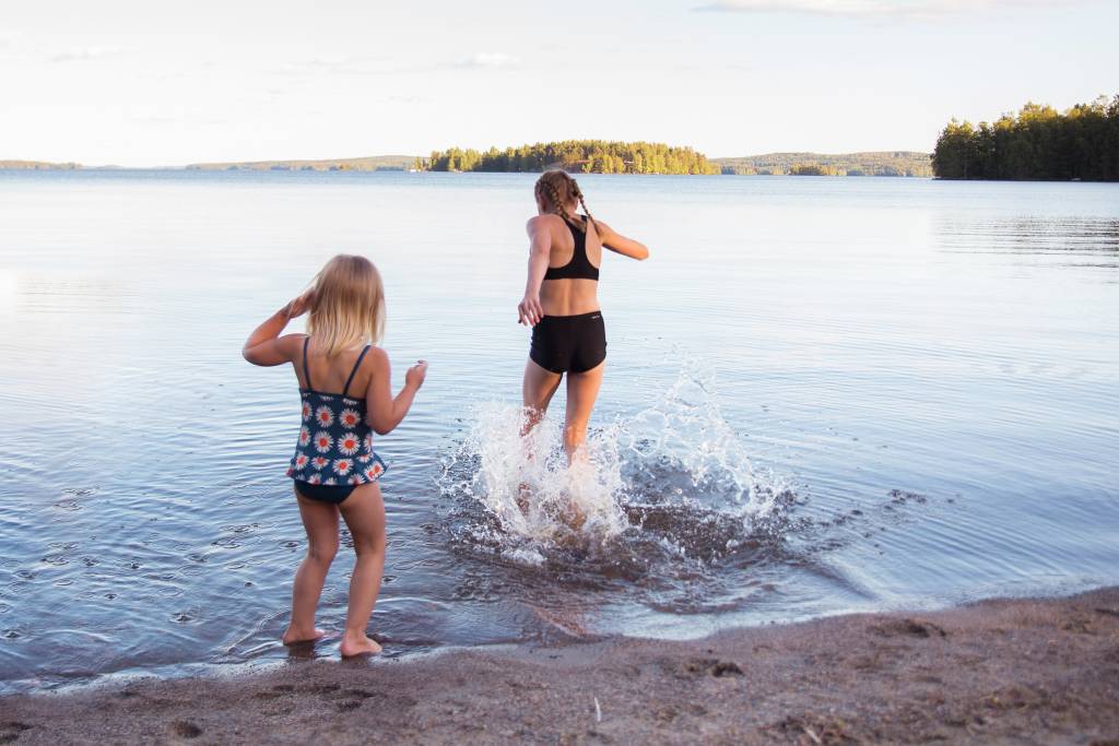 Tytöt ovat menossa uimaan Hakalanrannassa