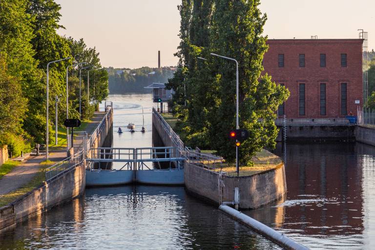 Valkeakosken kanavaan tulossa vene ja vesiskoottereita