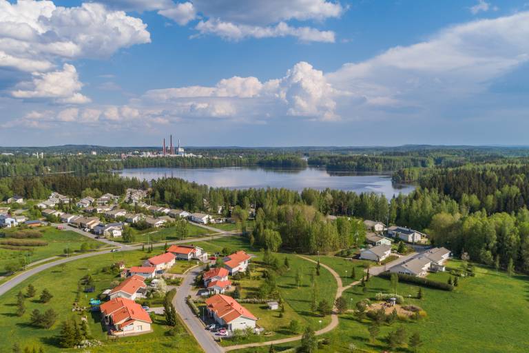 Ilmakuva Valkeakosken asuinalueesta ja järvimaisemasta