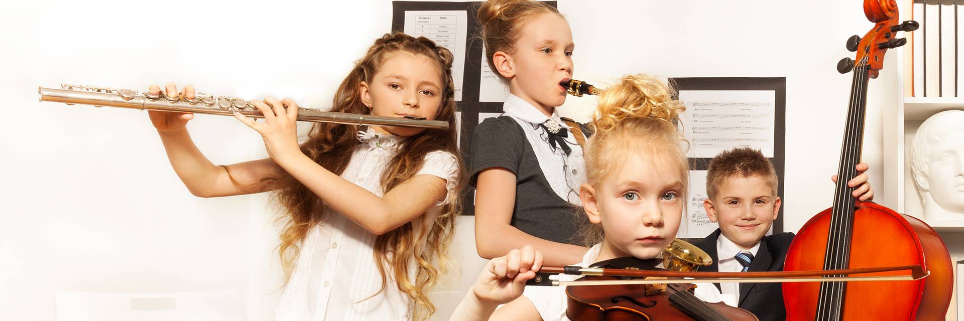 Lapset esiintymässä musiikki-instrumenttien kanssa