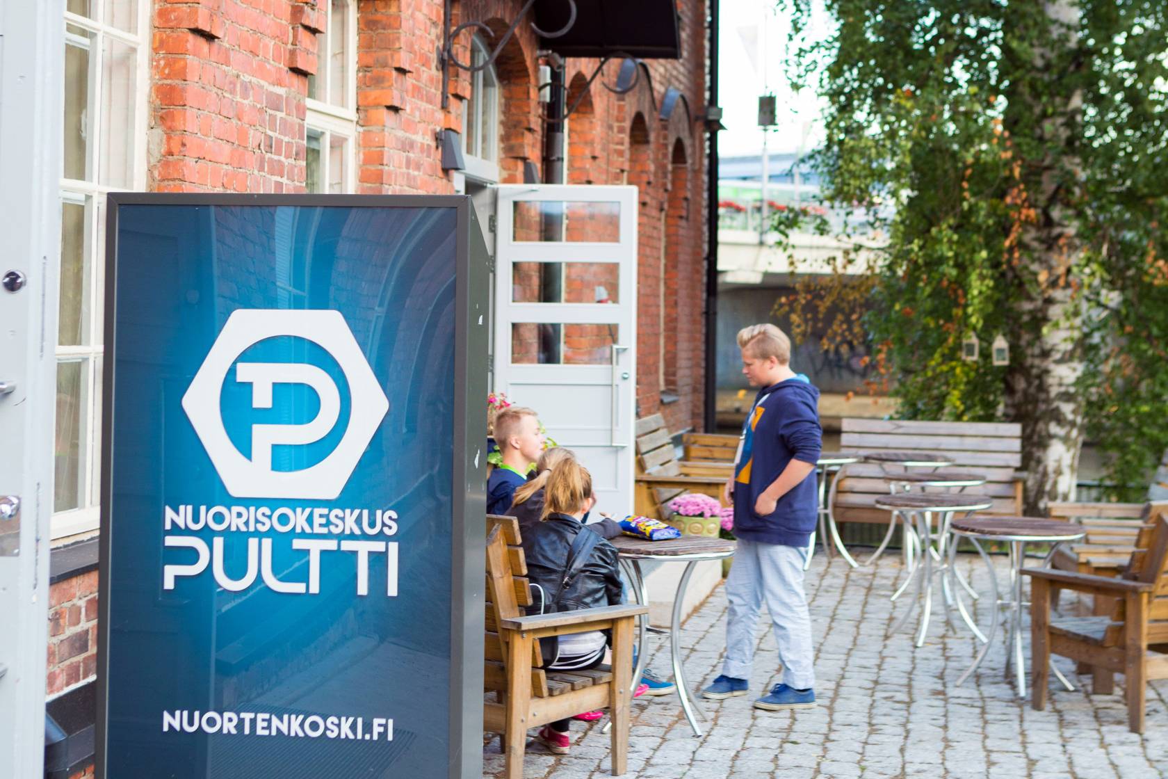 Nuoret Nuorisokeskus Pultin edessä.