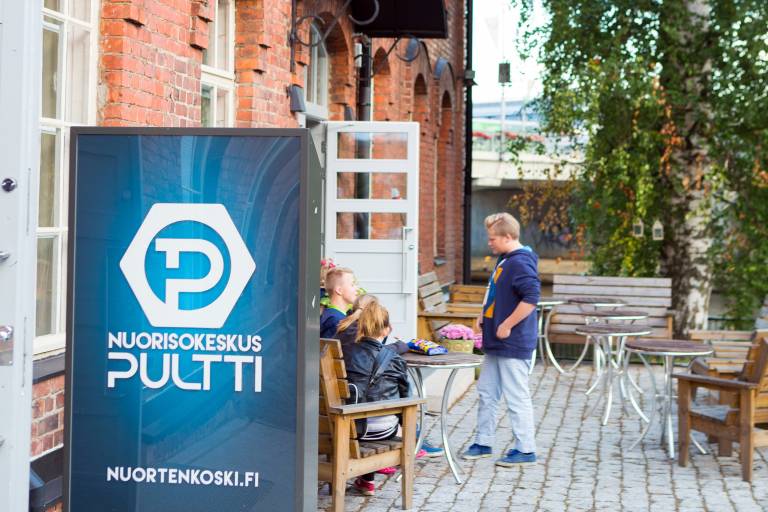 Nuoret Nuorisokeskus Pultin edessä.