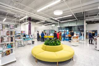 Valkeakosken kaupunginkirjaston sisääntuloaula