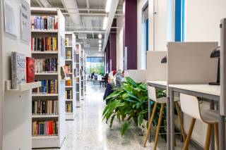 Valkeakosken kirjaston työpisteitä