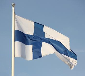 Suomen lippu liehuu tuulessa.