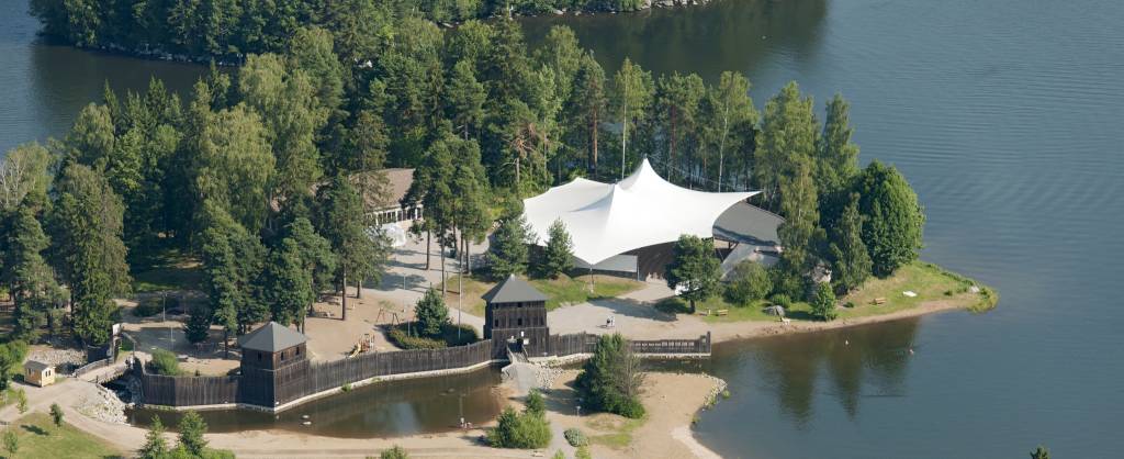 Valkeakosken kesäteatteri Apianniemen järven rannalla.