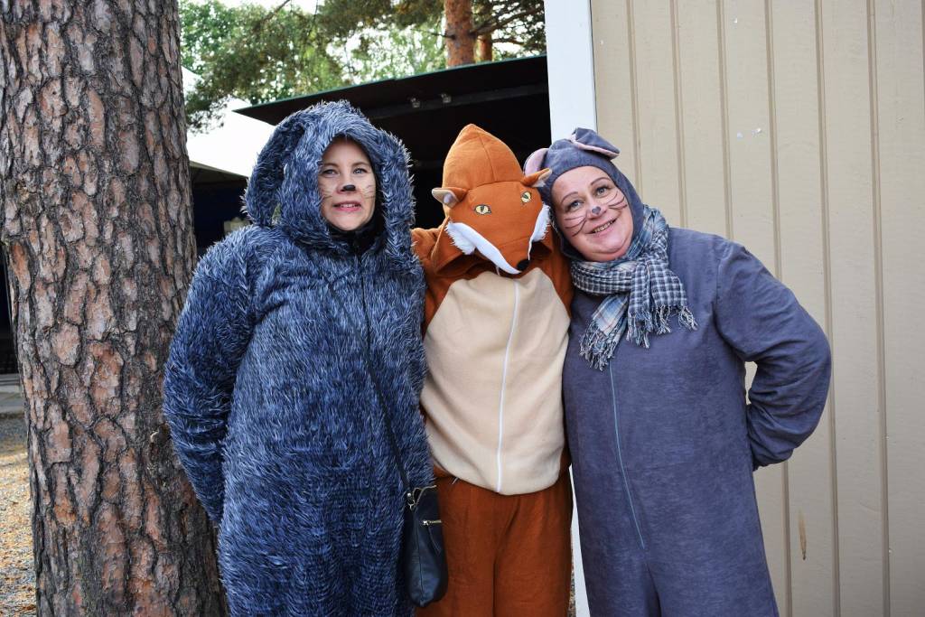 Lystilauantaitapahtuman työntekijöitä roolipuvuissa.