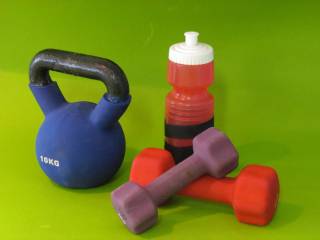 Kahvakuula, käsipainot ja juomapullo.