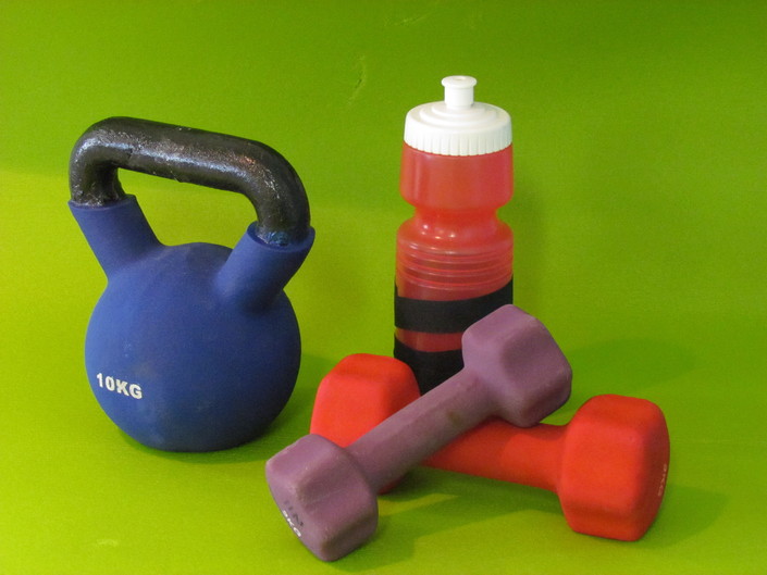 Kahvakuula, käsipainot ja juomapullo.