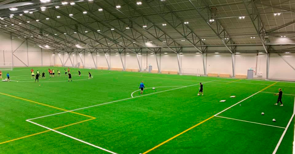 FC Hakan edustusjoukkue harjoittee palloiluhallissa.
