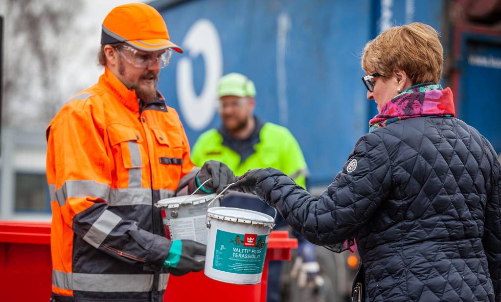 Vanhoja maaliastioita otetaan vastaan vaarallisen jätteen keräystempauksessa.