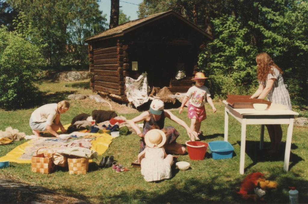 Lapsia ja aikuisia Kauppilanmäen museon pihalla.