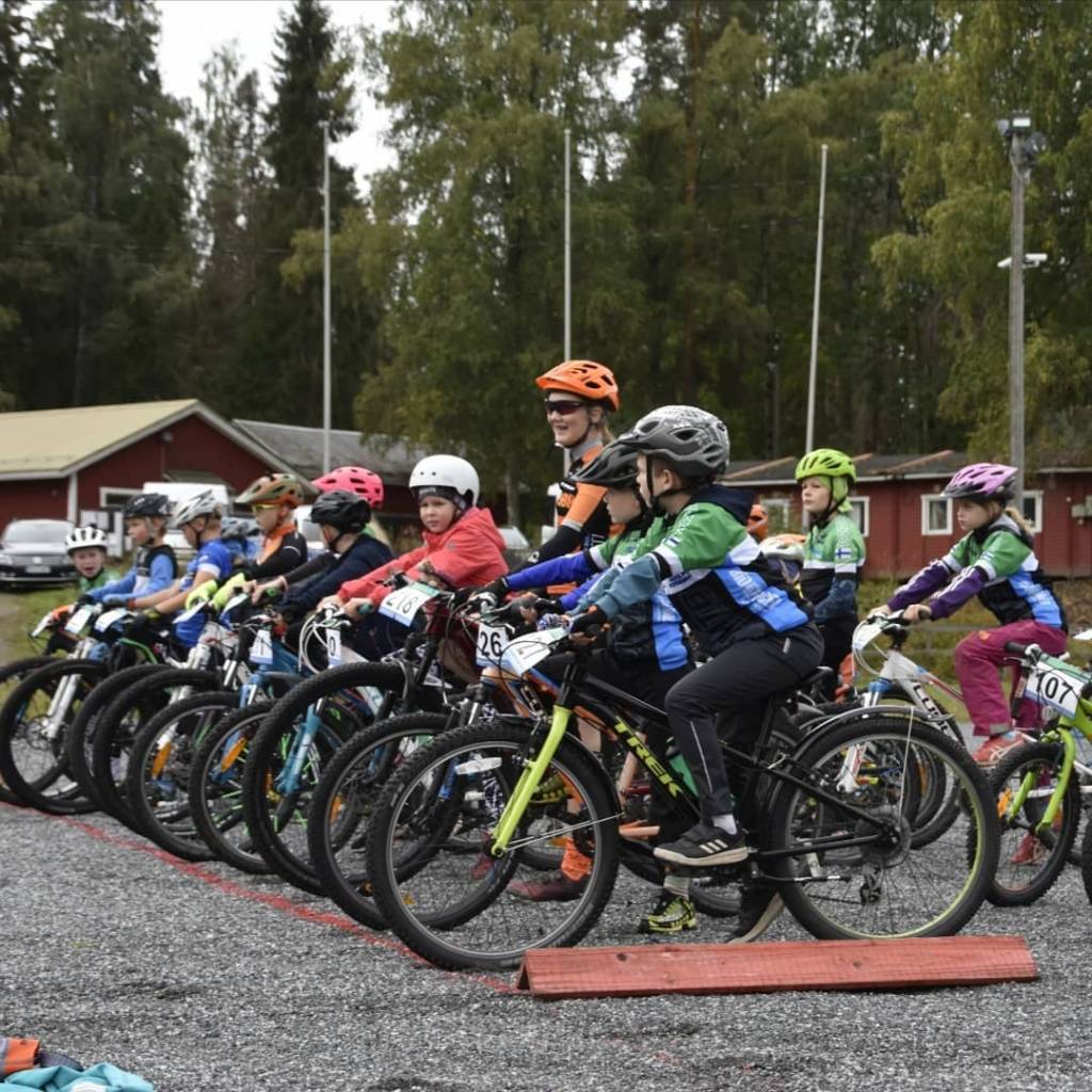 Lapsia maastopyörien selässä.