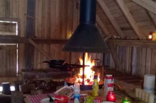 Nuotio palaa Ilolan maatilamatkailun metsämajalla.