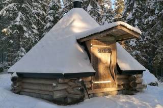 Salmisen mökkien kota talvella