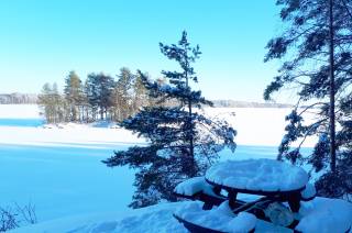 Talvinen järvimaisema Vanajavedelle Pappilanniemen luontopolulta.