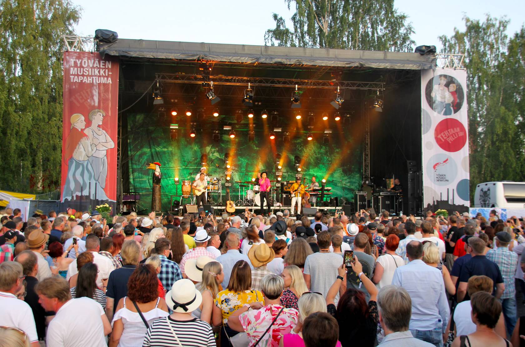 Työväen Musiikkitapahtuman artisti ja yleisöä.