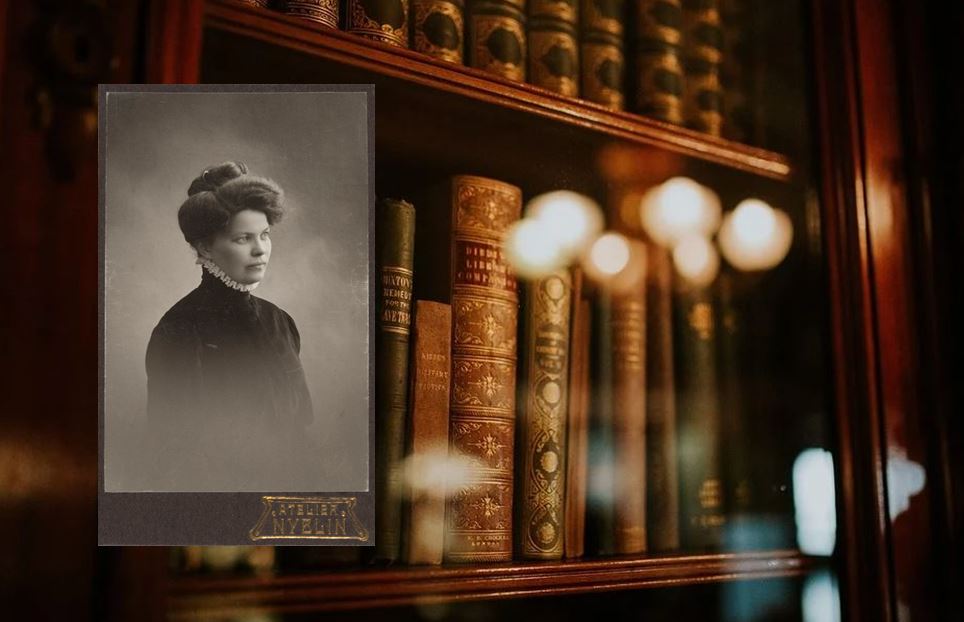 Nostalginen kuva Maria Jotunista lisättynä kirjahyllyn viereen.