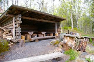 Päivölän opiston laavu Saarioispuolen luontopolulla.