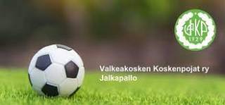 Jalkapallo nurmikolla ja teksti Valkeakosken Koskenpojat ry Jalkapallo.