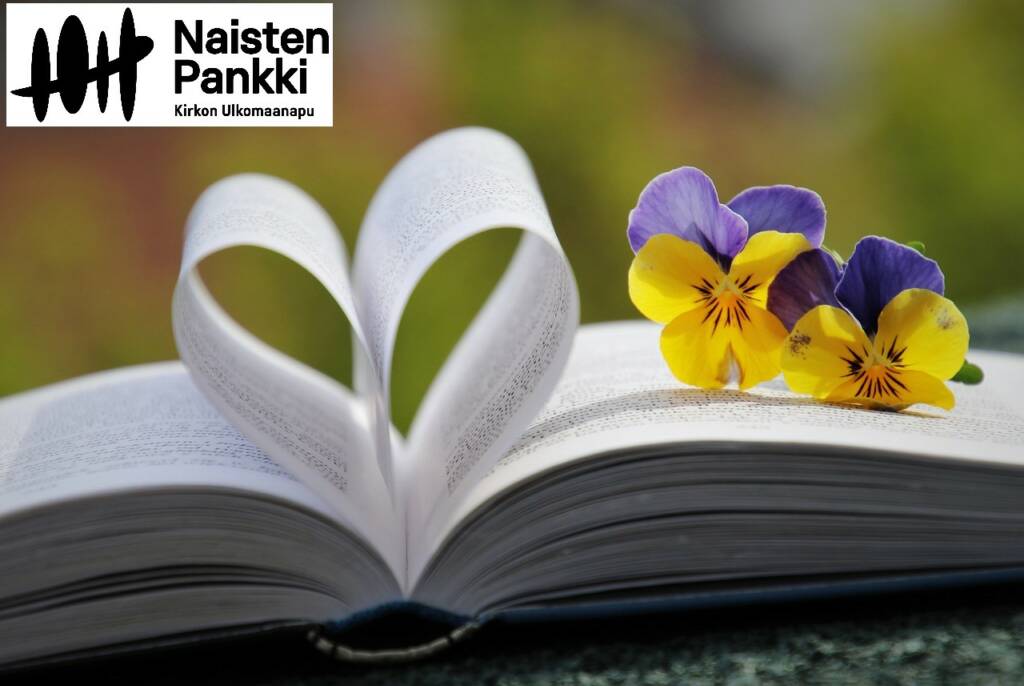Kirja, jossa kaksi sivua taitettu sydämen muotoon ja kukka kirjan päällä. Vasemmassa ylänurkassa logo Naisten Pankki, Kirkon Ulkomaanapu.