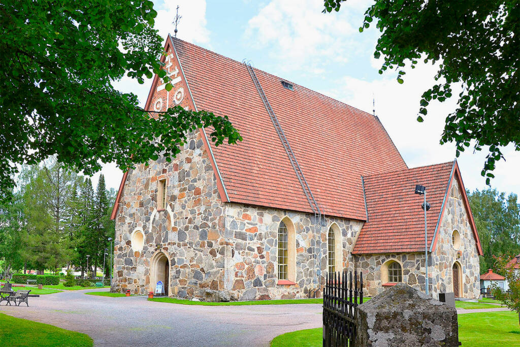 Sääksmäen kivikirkko.