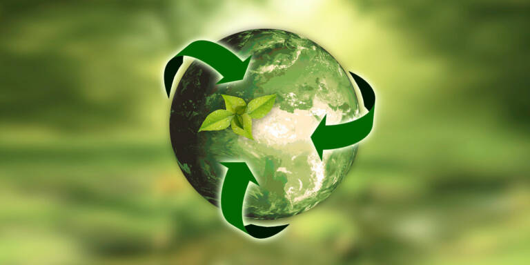 Vihreä maapallo ja vihreät kierrätysnuolet.