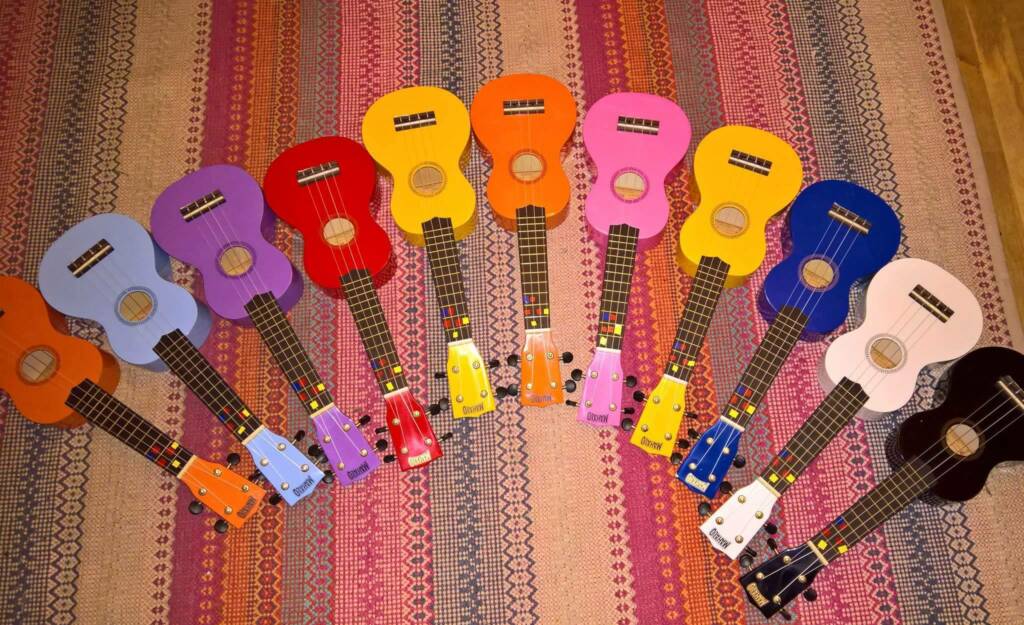 Rivissä erivärisiä ukulele-soittimia.