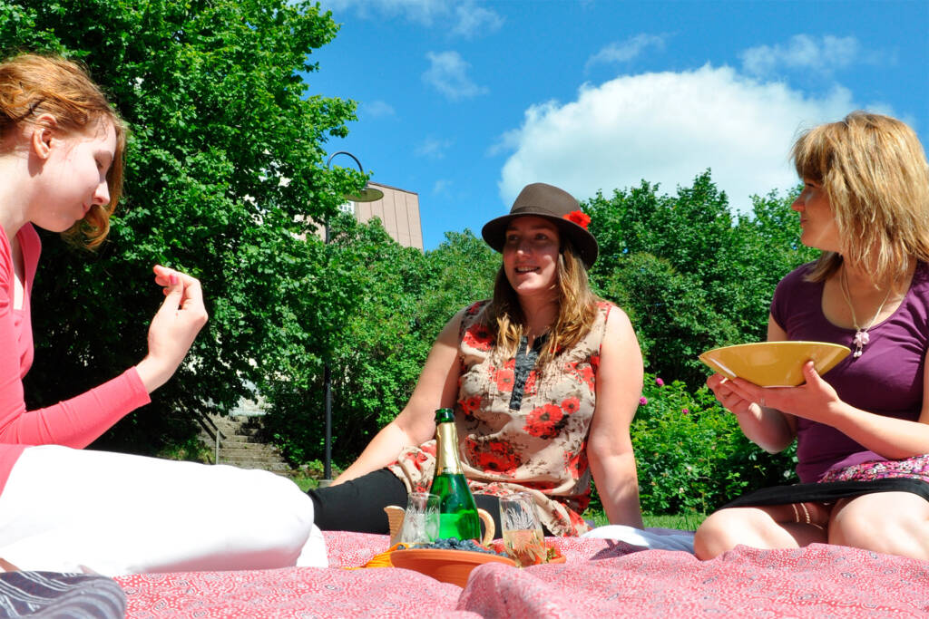 naiset piknikillä Voipaalan puutarhassa.