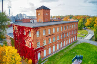 Myllysaaren museo taivaalta kuvattuna ruskan väreissä.