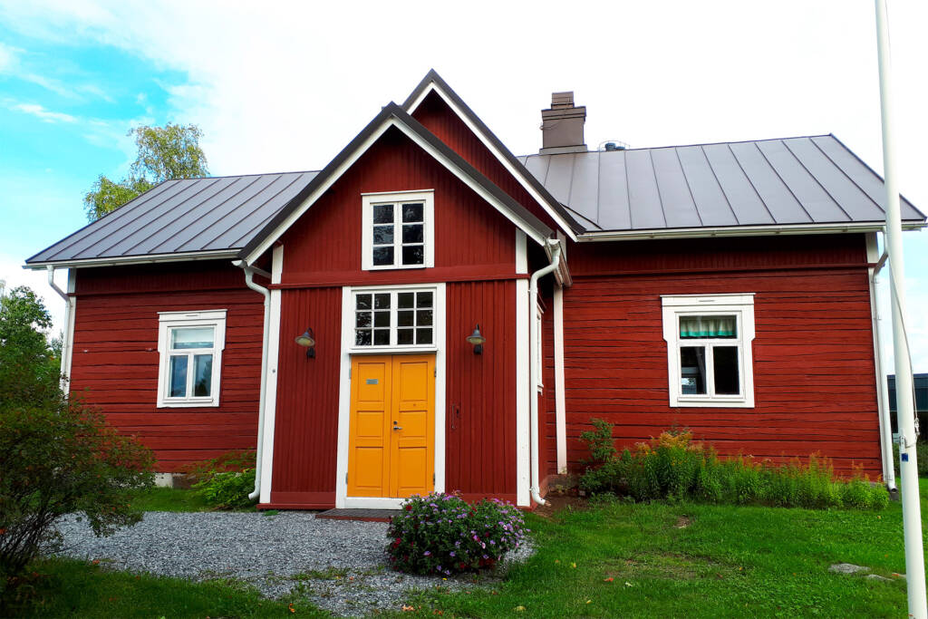 Ystävyydentalo Valkeakoskella ulkoa kuvattuna.