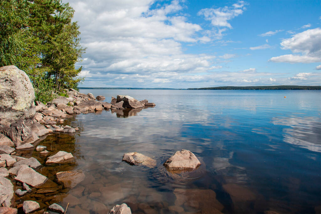 Järvimaisema Valmarinniemessä.