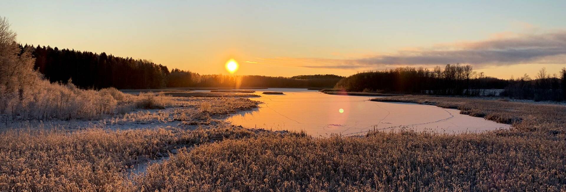 Vallonjärvi kuvattuna lintutornista talvella auringonlaskun aikaan.
