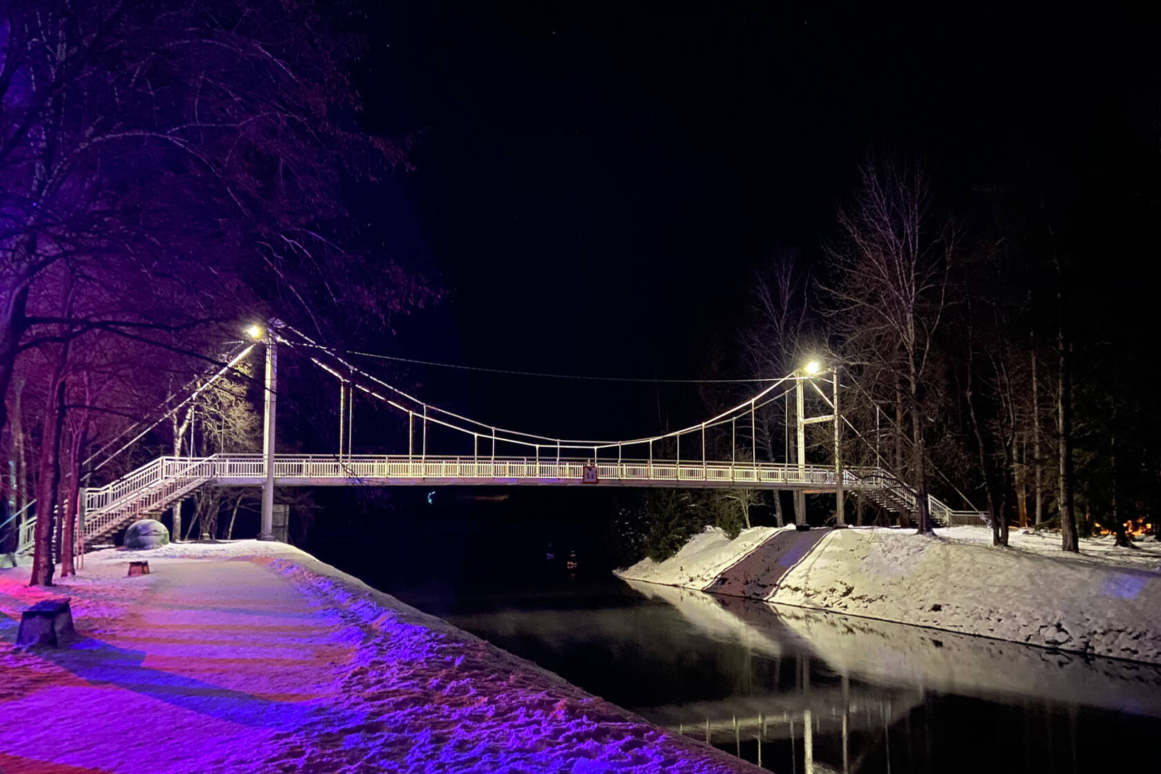 Riippusilta iltavalaistuksessa Valkeakoskella.