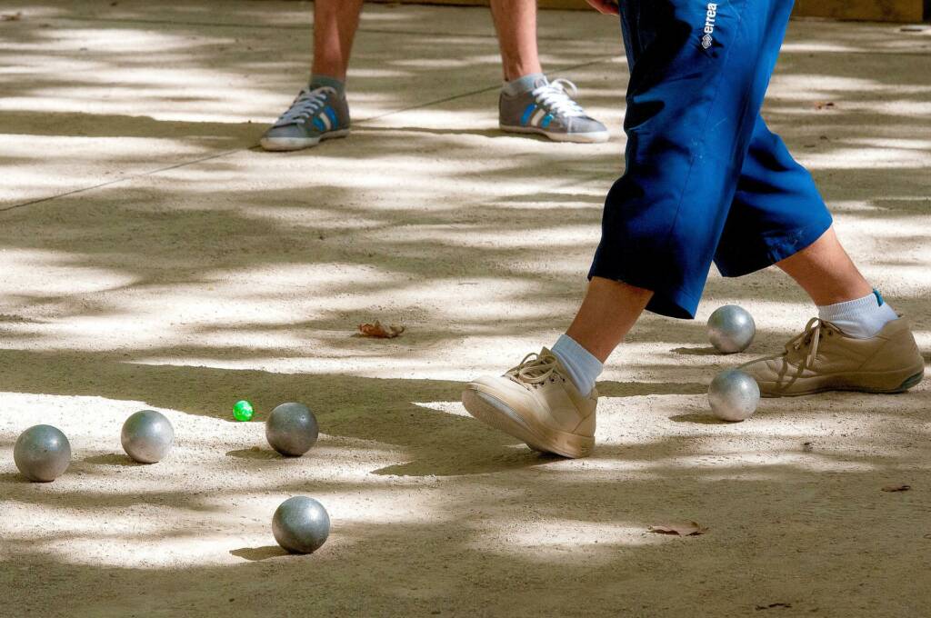 Petankin pelaajia ja petankkipalloja.