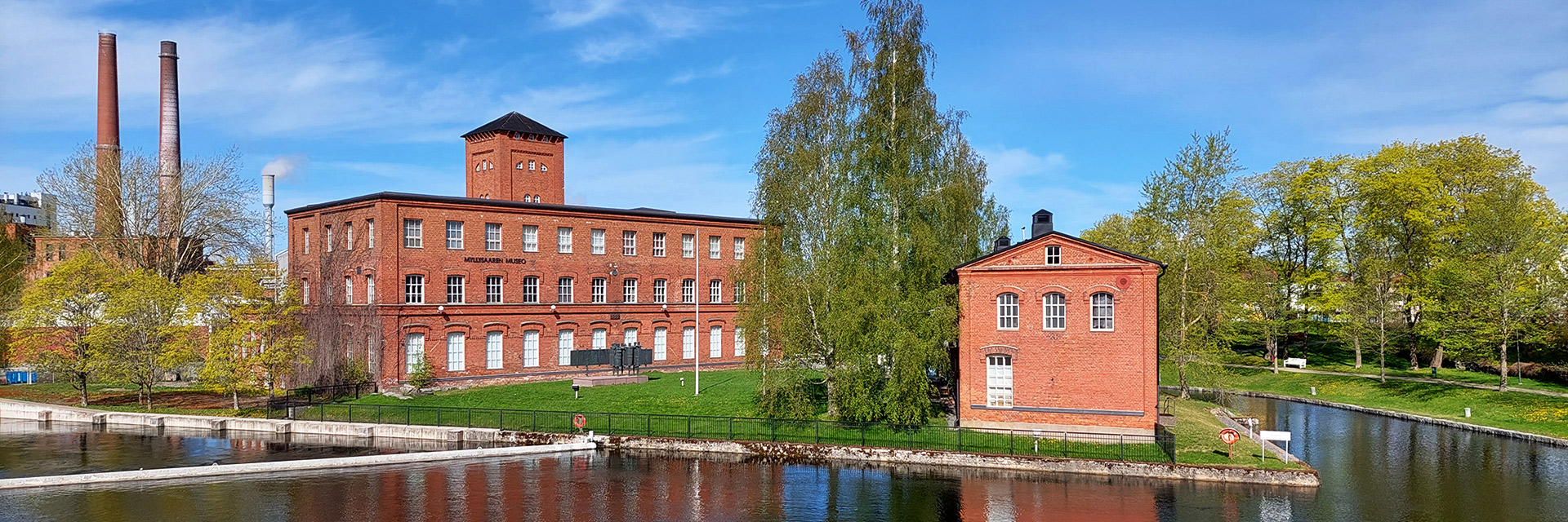 Myllysaaren museon rakennukset, edessä vettä ja vanha kanava.