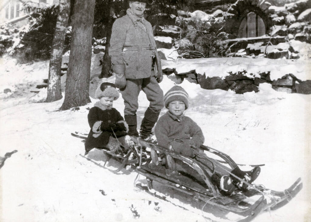 Emil Wikström ja lapset talvisessa kelkkamäessä Visavuoressa.