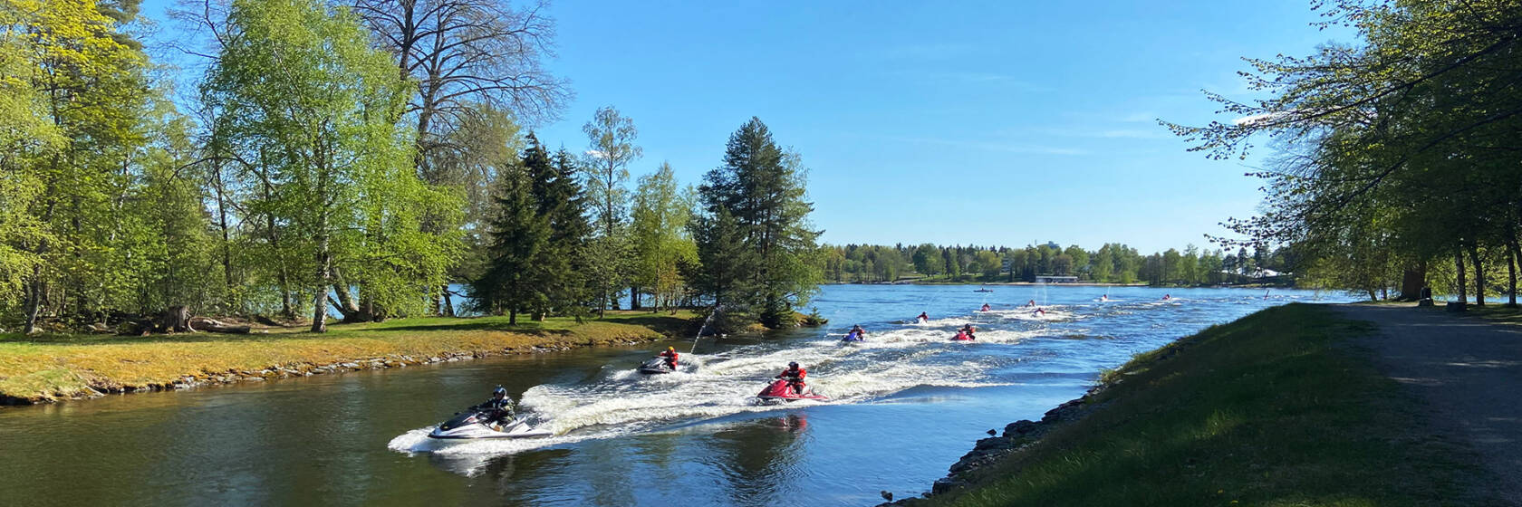 Vesijetit kulkevat letkassa Apianlahdella Valkeakoskella.