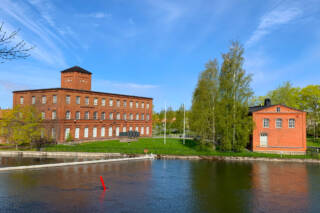 Myllysaaren museo alkukesästä aurinkoisella ilmalla.