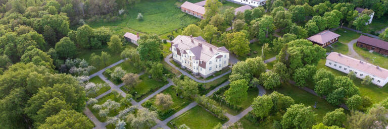 Voipaalan taidekeskuksen puutarha ja rakennuksia ilmakuvassa.