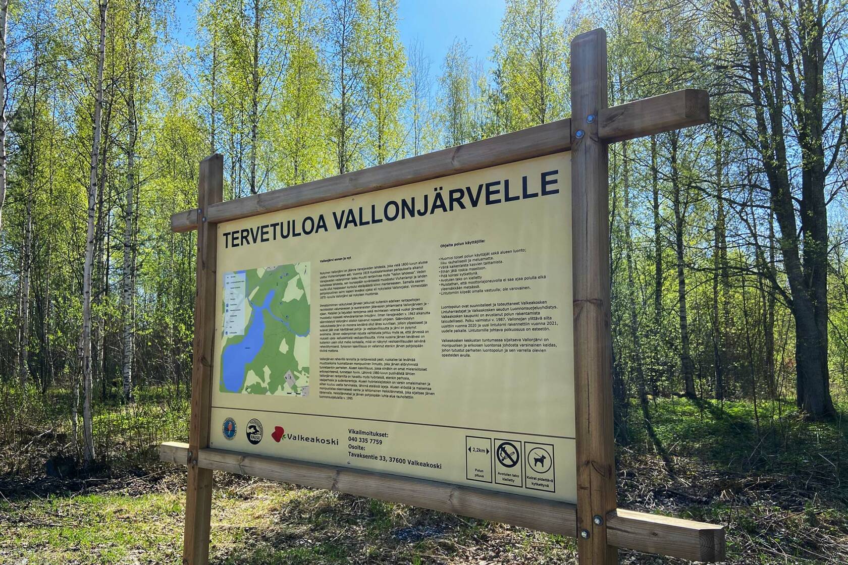 Vallonjärven luontopolun opastuskyltti parkkipaikalla.