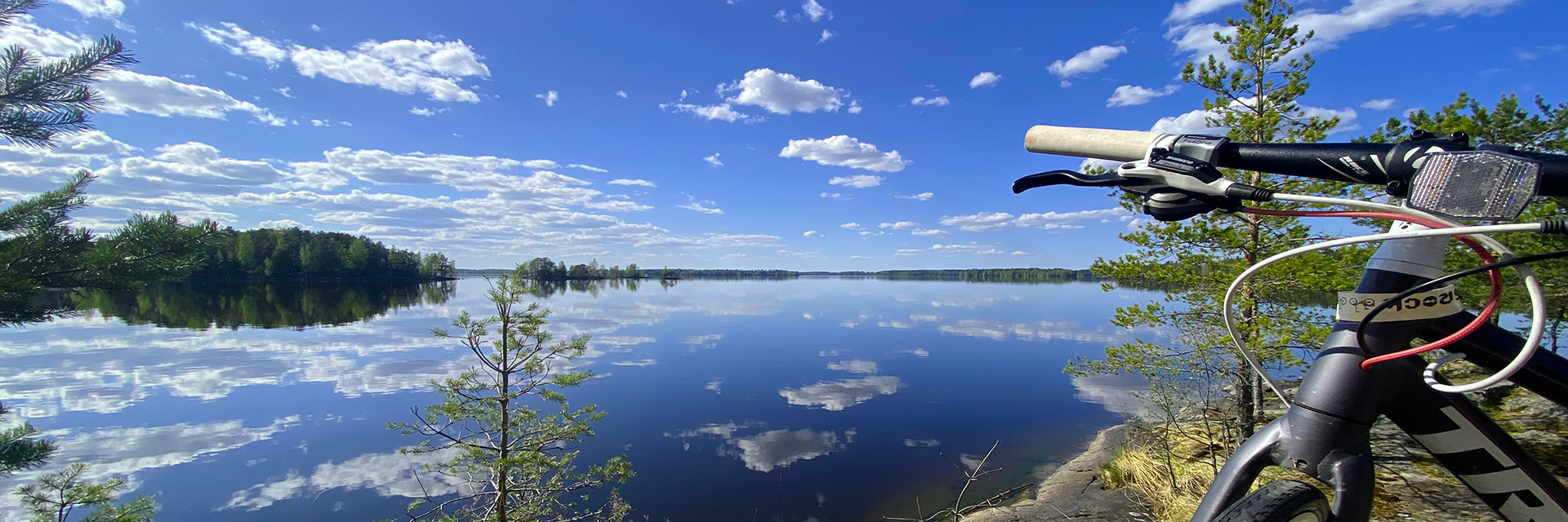 Polkupyörä Sääksmäen sillan kalliolla, taustalla Vanajavesi.