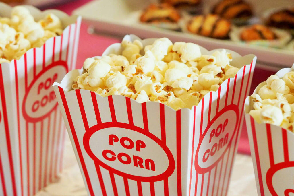 Paahdetut popcornit pahvipurkeissa.